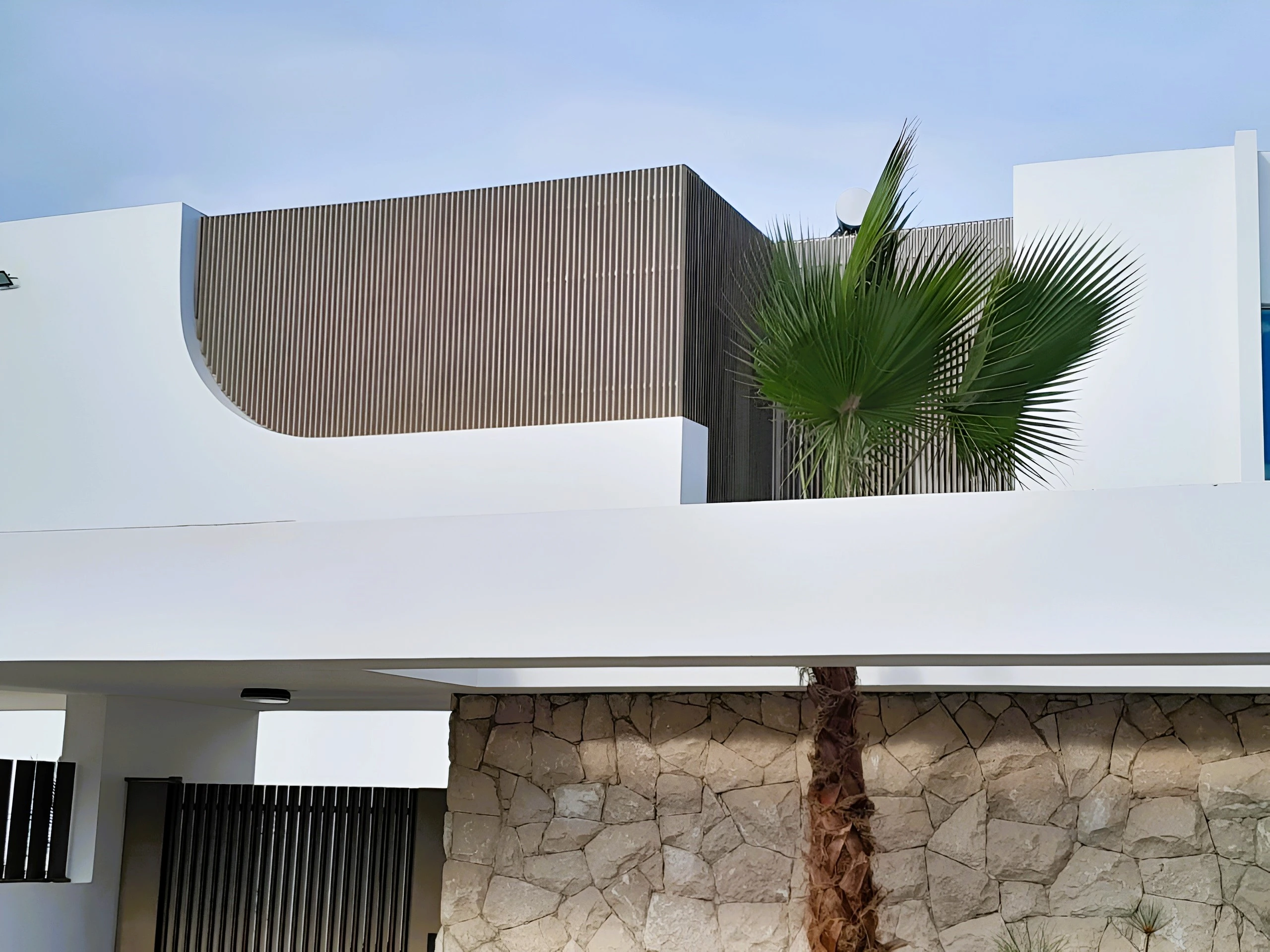 Brise-soleil BREEZE à lames biseautées